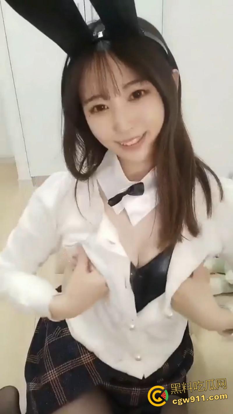 日本福利姬S级兔女郎，清纯颜值黑丝美乳裸聊自慰，脱衣揉奶抠逼自慰，粉嫩小穴淫水不断，娇喘声格外动人！-1