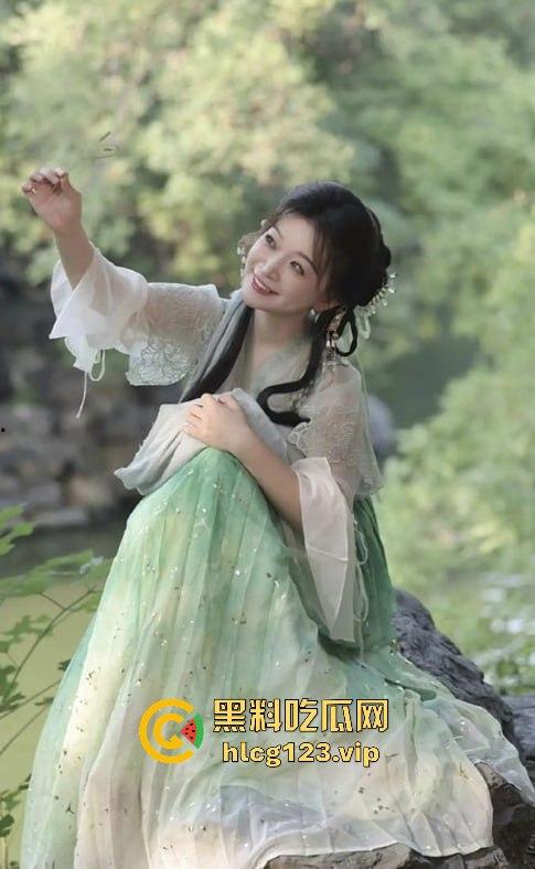 国庆热瓜!东方甄选又双叒叕爆炸了!小圆被俞洪敏和明明联手爆操,资本的力量就是共享年轻骚逼!-26