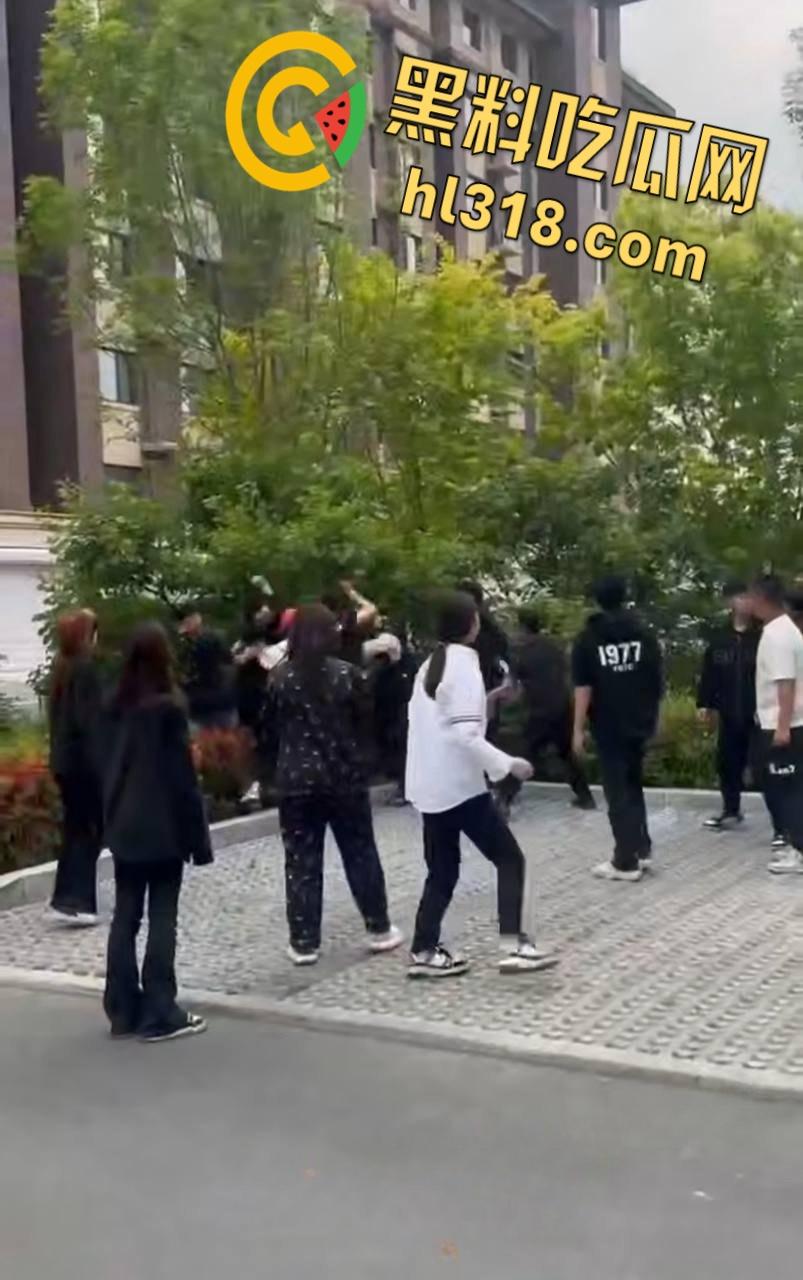 精神小伙为爱街头斗殴,两男子被一群人围殴,红毛白衣小伙被刀砍伤手臂,血流不止到处逃窜 !-2