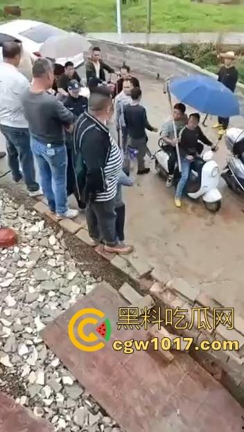 世仇两村大型械斗!仇人见面分外眼红,警察现场拦都拦不开,村民抄起家伙就上,堪比古惑仔砍人!-1