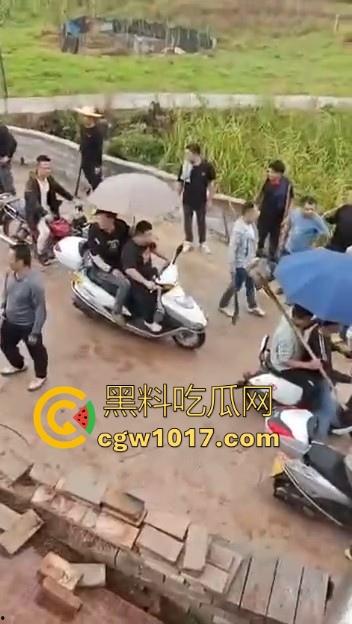 世仇两村大型械斗!仇人见面分外眼红,警察现场拦都拦不开,村民抄起家伙就上,堪比古惑仔砍人!-2