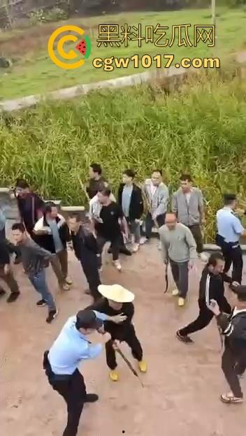世仇两村大型械斗!仇人见面分外眼红,警察现场拦都拦不开,村民抄起家伙就上,堪比古惑仔砍人!-5