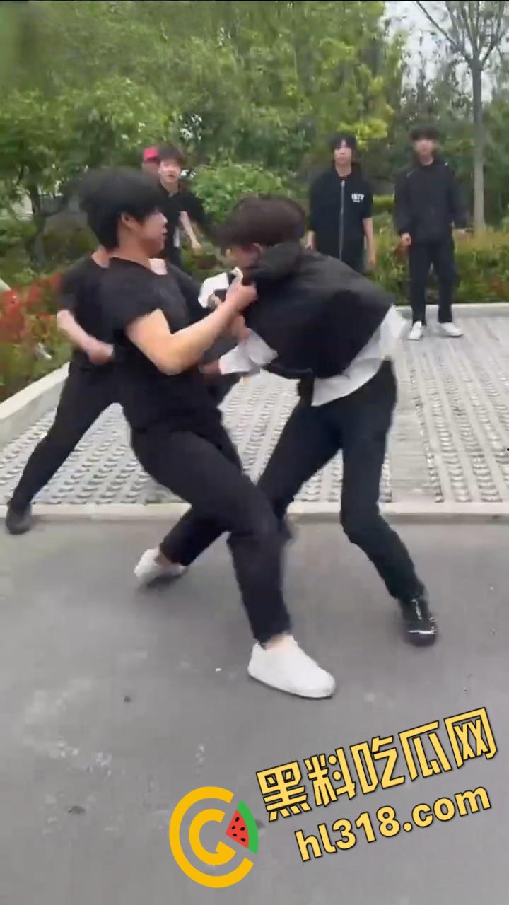 精神小伙为爱街头斗殴,两男子被一群人围殴,红毛白衣小伙被刀砍伤手臂,血流不止到处逃窜 !-5