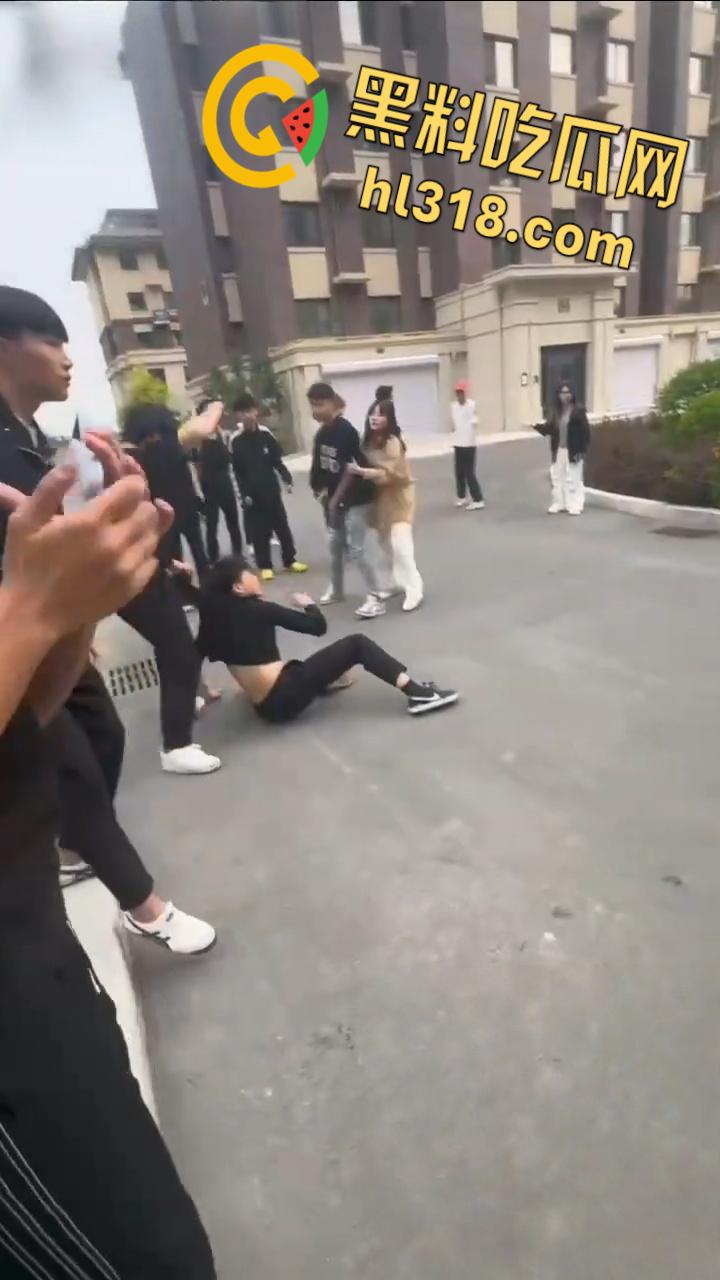 精神小伙为爱街头斗殴,两男子被一群人围殴,红毛白衣小伙被刀砍伤手臂,血流不止到处逃窜 !-7