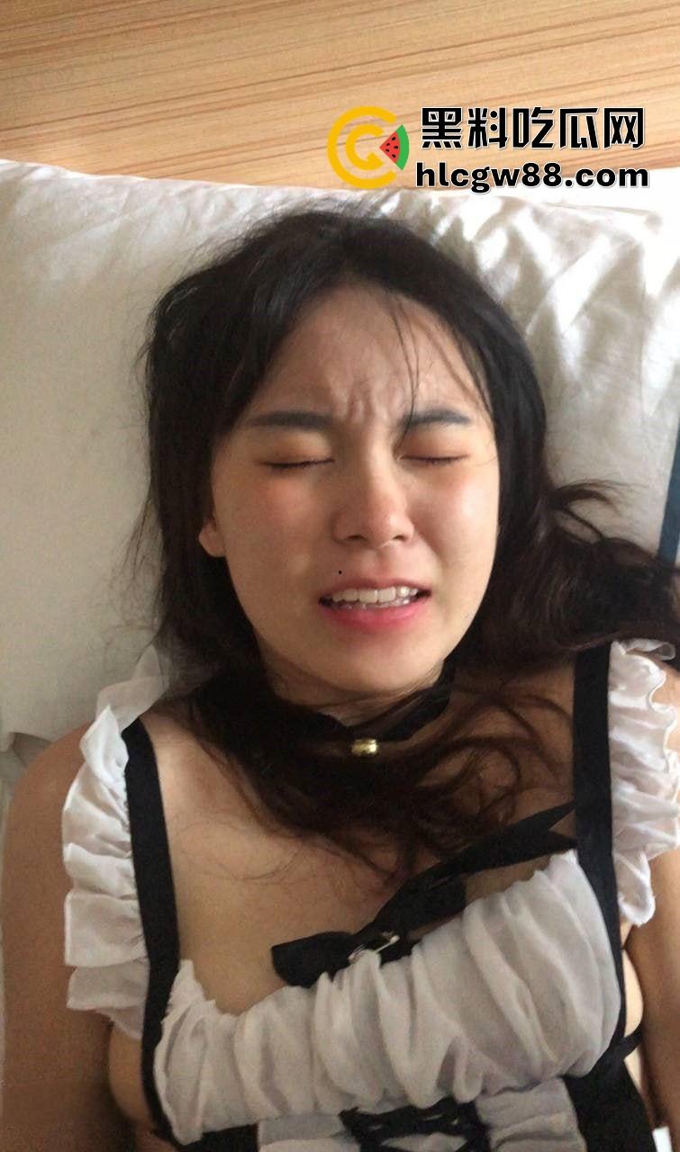 福州妹子【孙雪】周日穿女仆装被按在窗户边趴着被猛操，射完还主动舔干净，男友连操数小时无套爆射！-1