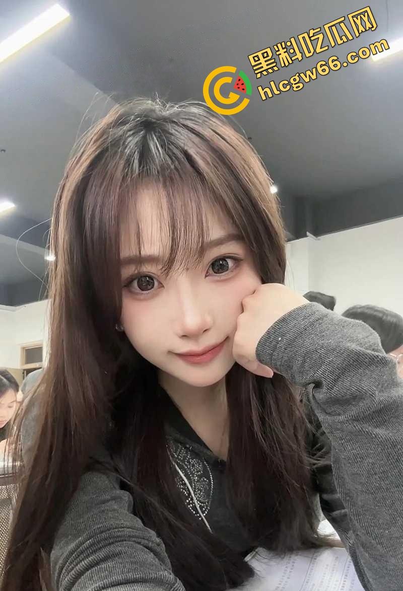 表面人畜无害，广西大眼萌妹『陈曦』被渣男操完偷拍，舔穴特写后入爆干全都怼脸拍，骚笑淫叫成寝室BGM！-6