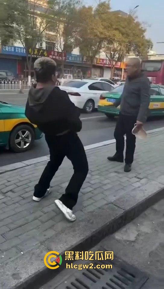 银川出租车司机遇精神小伙不给钱还学狗叫 司机气到差点拔刀 三小伙这次真是作到头了！-11