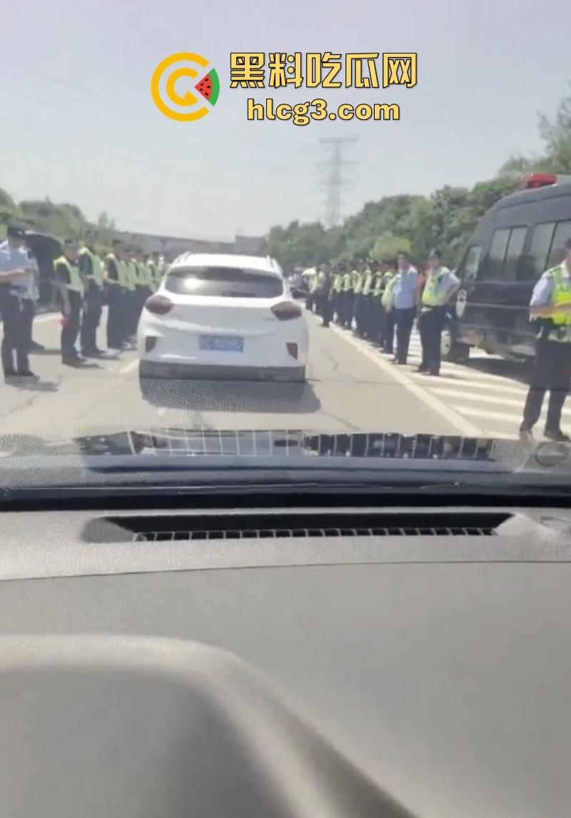 徐州潘安湖中昂博观小区曾承诺在去年底交房 因楼盘迟迟未交发生堵路暴乱！-6