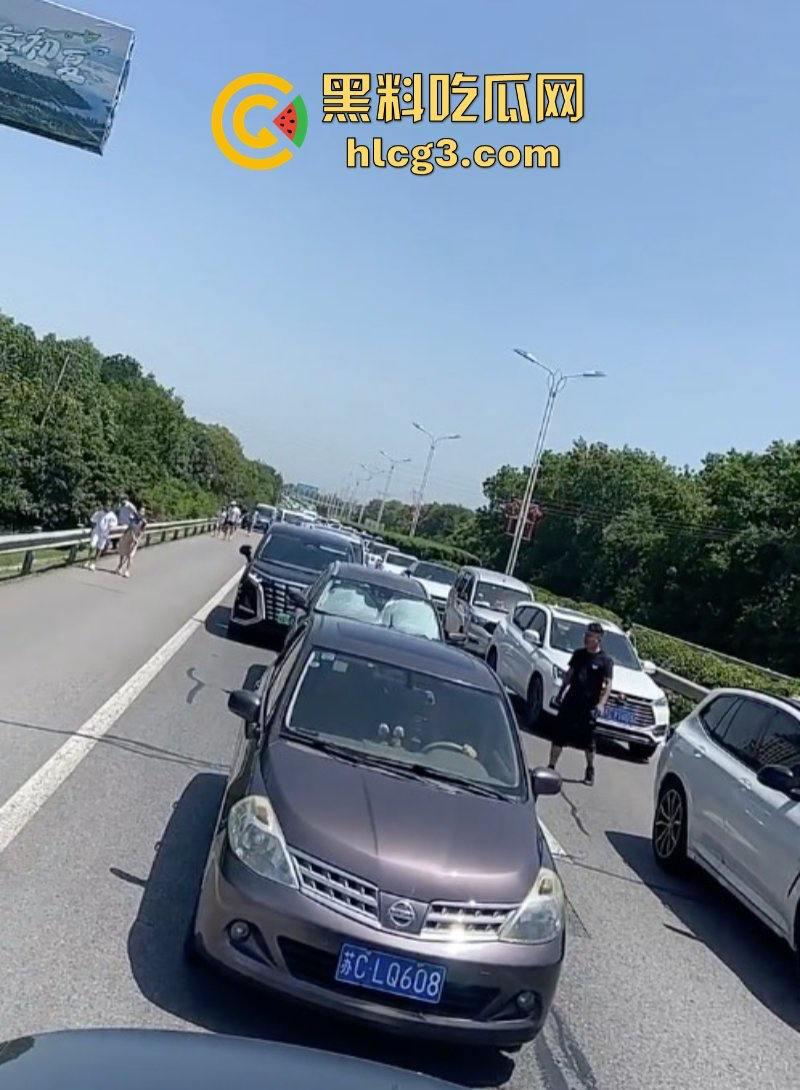 徐州潘安湖中昂博观小区曾承诺在去年底交房 因楼盘迟迟未交发生堵路暴乱！-9