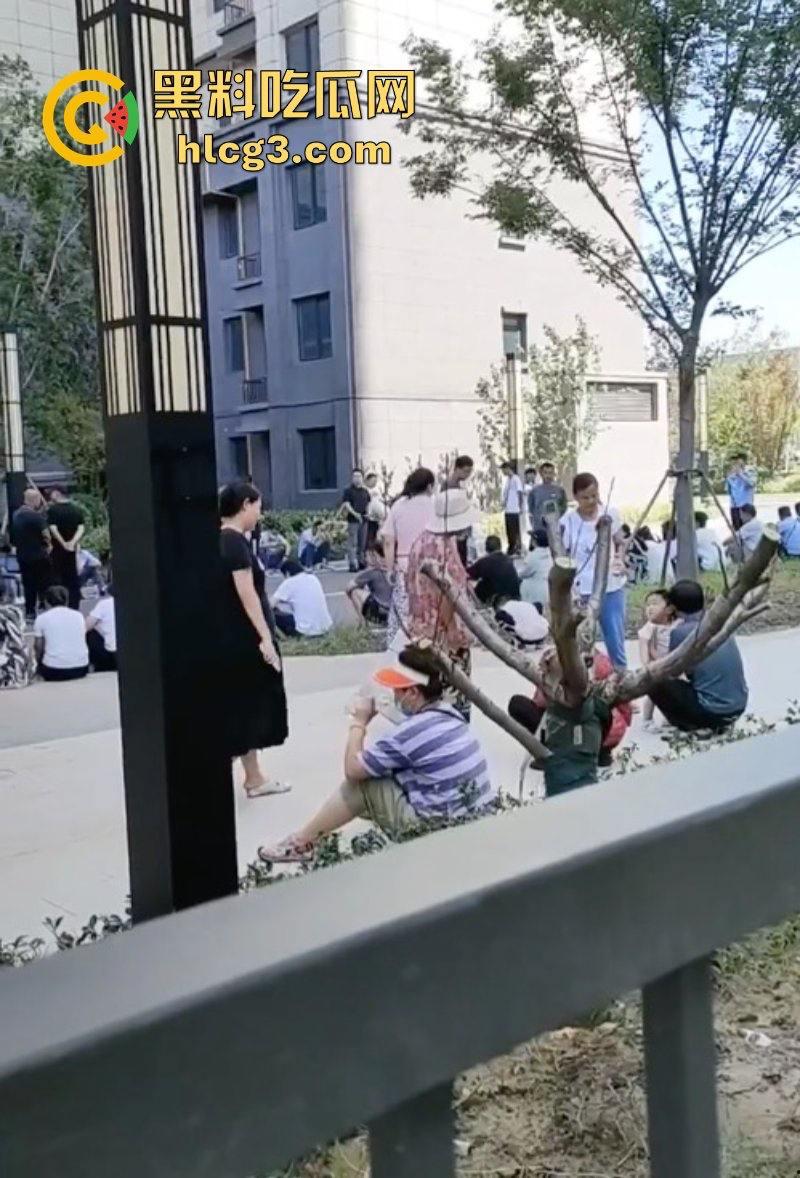 徐州潘安湖中昂博观小区曾承诺在去年底交房 因楼盘迟迟未交发生堵路暴乱！-12