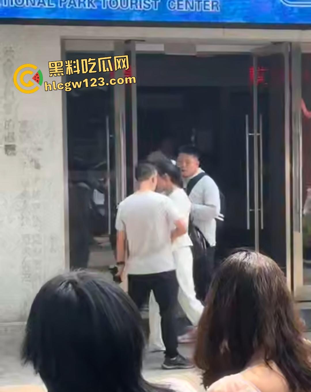 钟山景区“公主病”闹剧！女子携老公电动车硬闯禁区，保安被逼当众道歉！-7