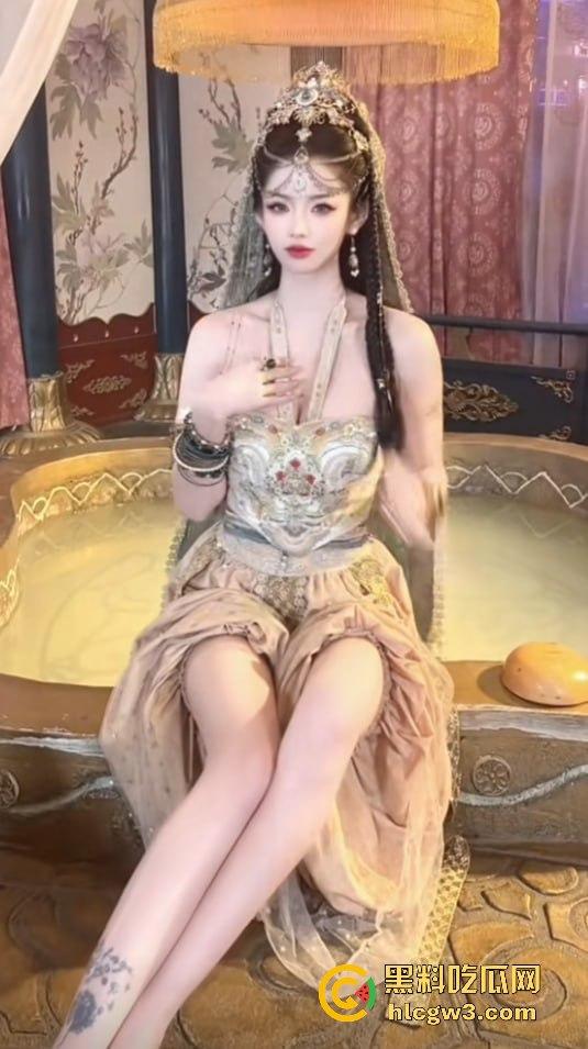 抖音28W粉丝反差婊【史迪西】直播间故意走光勾引！榜一大哥刷万元换来裸聊自慰玩具秀，视频流出太劲爆！-10