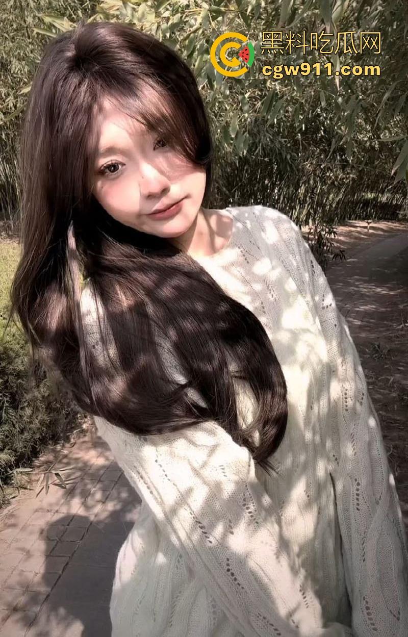 重庆大学高颜值校园女神【卢晓楠】性爱视频曝光，露脸口交一脸淫靡，户外刺激口交，黑丝美腿无套爆操爽翻天！-1