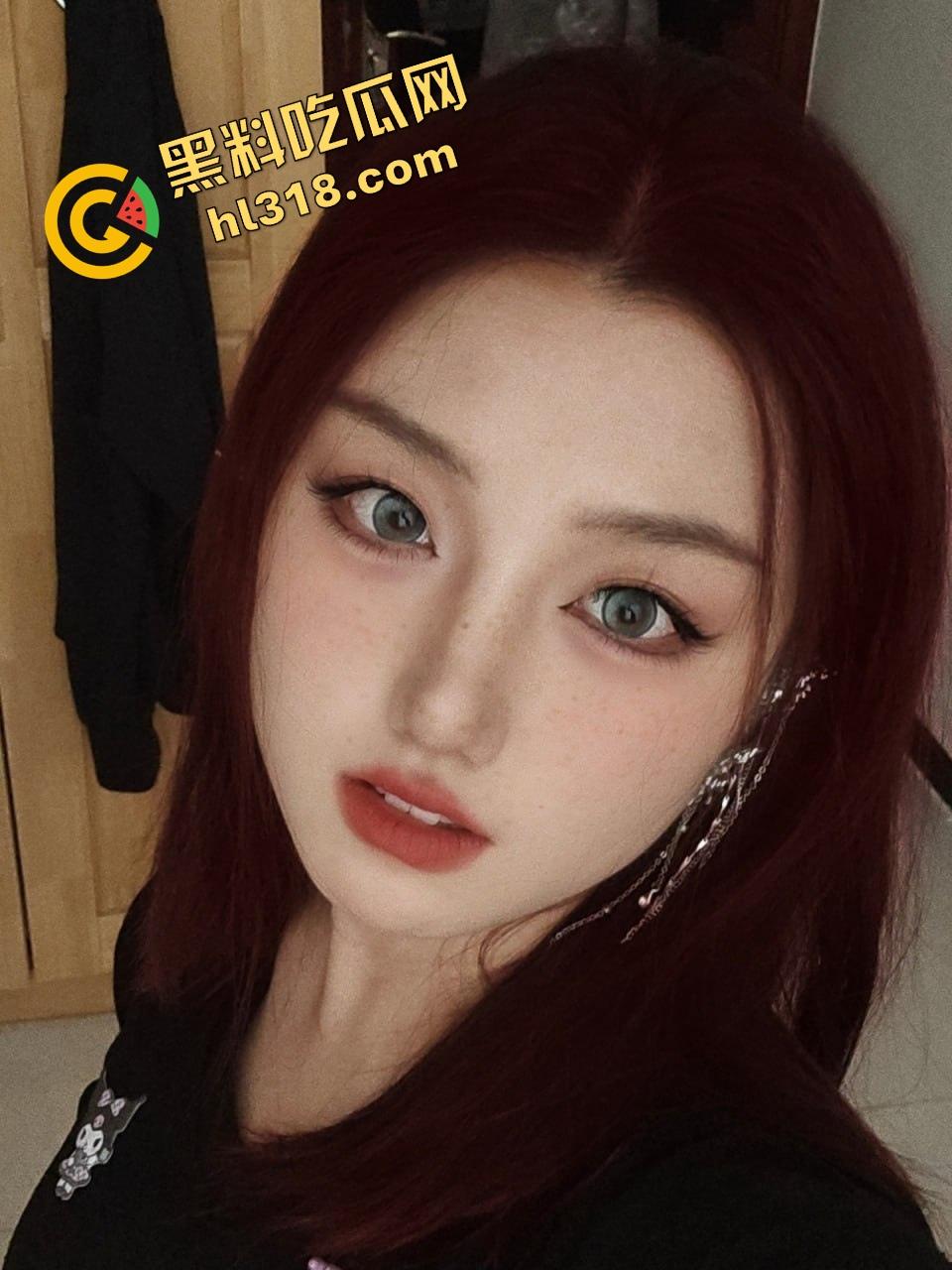 一手锅铲一手菜刀，妹子切着菜背后偷袭被人从背后顶住猛钻菊花，后庭前庭连环舔，围裙下全是水！-3