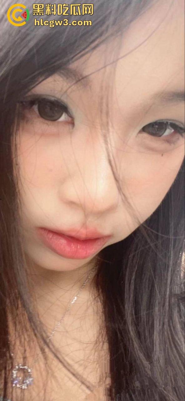 广州06年骚逼【徐家淇】极品反差白嫩女学生！雪般无瑕肌肤，清纯外表下的妩媚肉体太他妈润了！-1