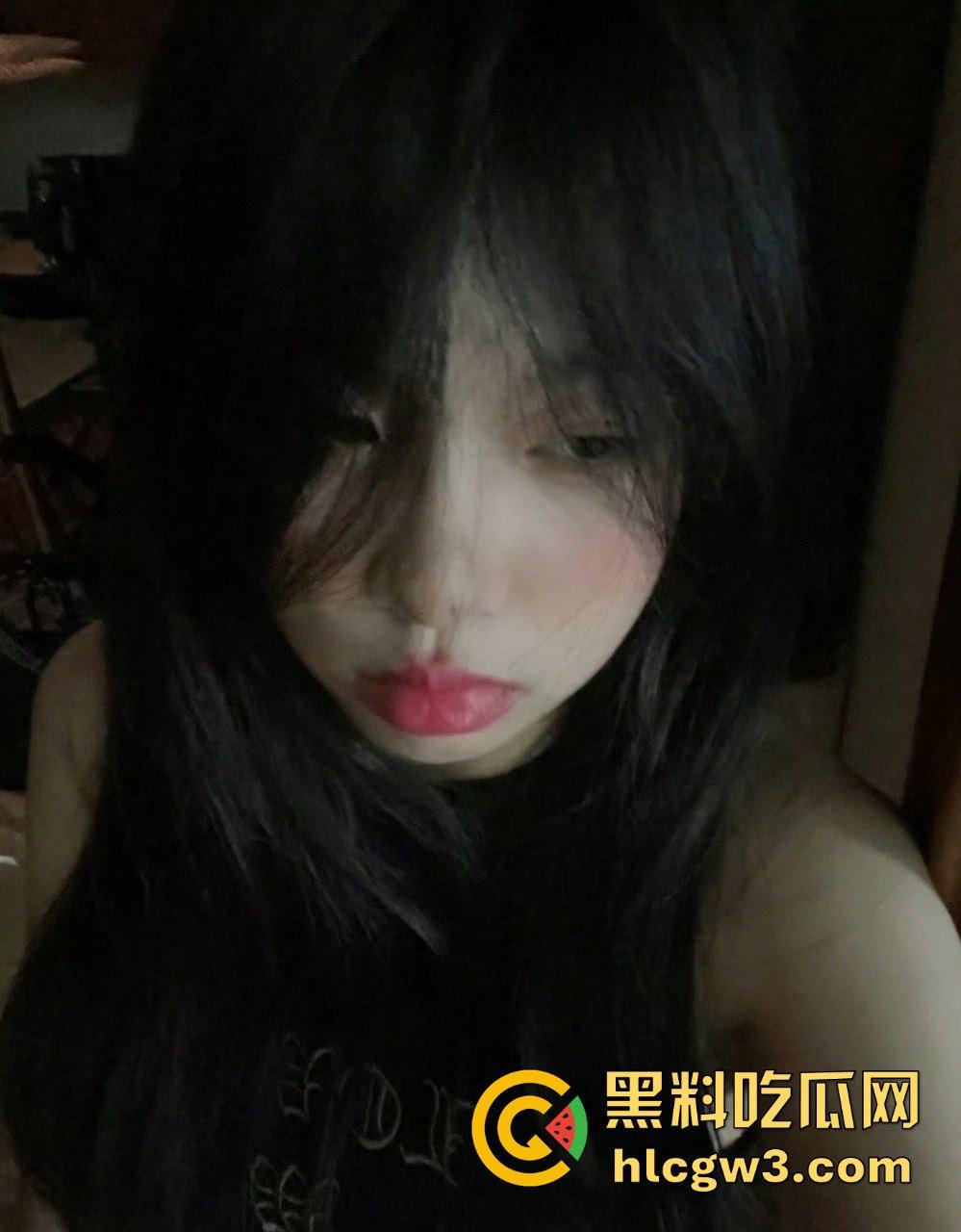 广州06年骚逼【徐家淇】极品反差白嫩女学生！雪般无瑕肌肤，清纯外表下的妩媚肉体太他妈润了！-14