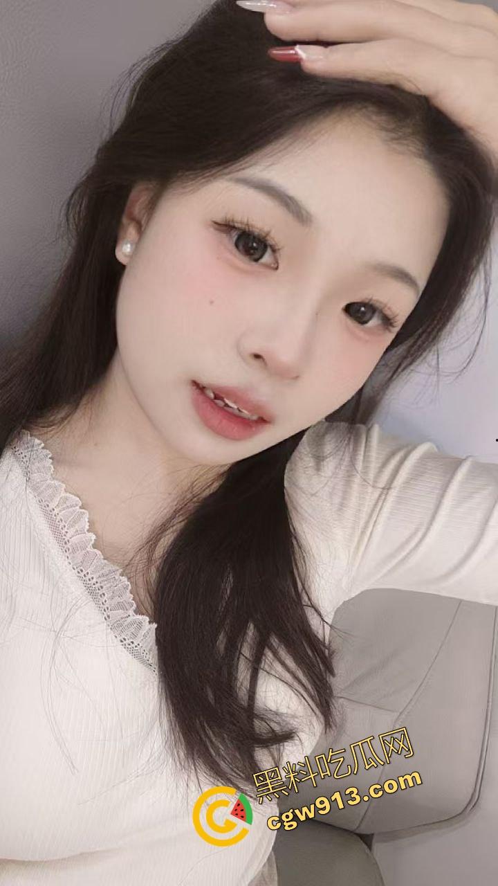 湖南师大校花级大四女生【李梦瑶】吻起来小心翼翼，床上却变身鸡巴爱好者，口活堪称神技！-6