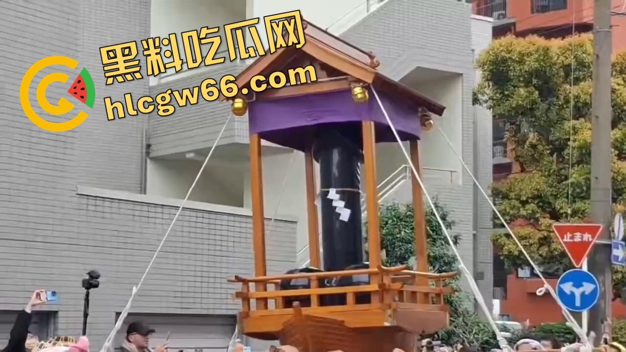 日本金枪节你见过没？川崎市年度阴茎大游行，全城举着老二走街串巷，还能边走边吃小弟造型章鱼烧？-1