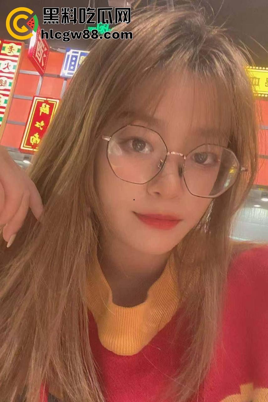 山大大二德语专业【康玟雯】清冷德语女神被炮友偷拍，烈焰红唇裹大鸡巴，小骚逼湿得一塌糊涂！-1