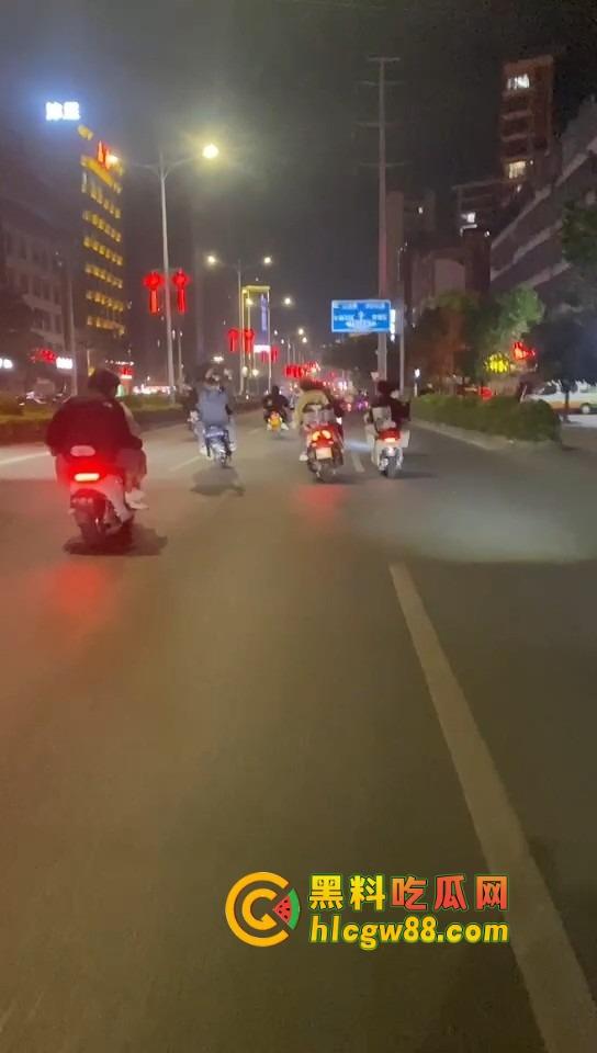 揭阳下架山精神小伙打架砸车，不讲武德鬼火摩托青龙刀操场开干，战地记者全程录炫耀！-6