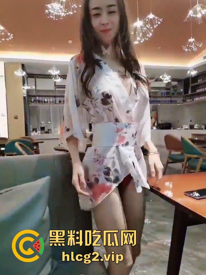 酒店大堂惊现舔脚狂魔！大堂小姐姐目瞪口呆不敢相信！-2