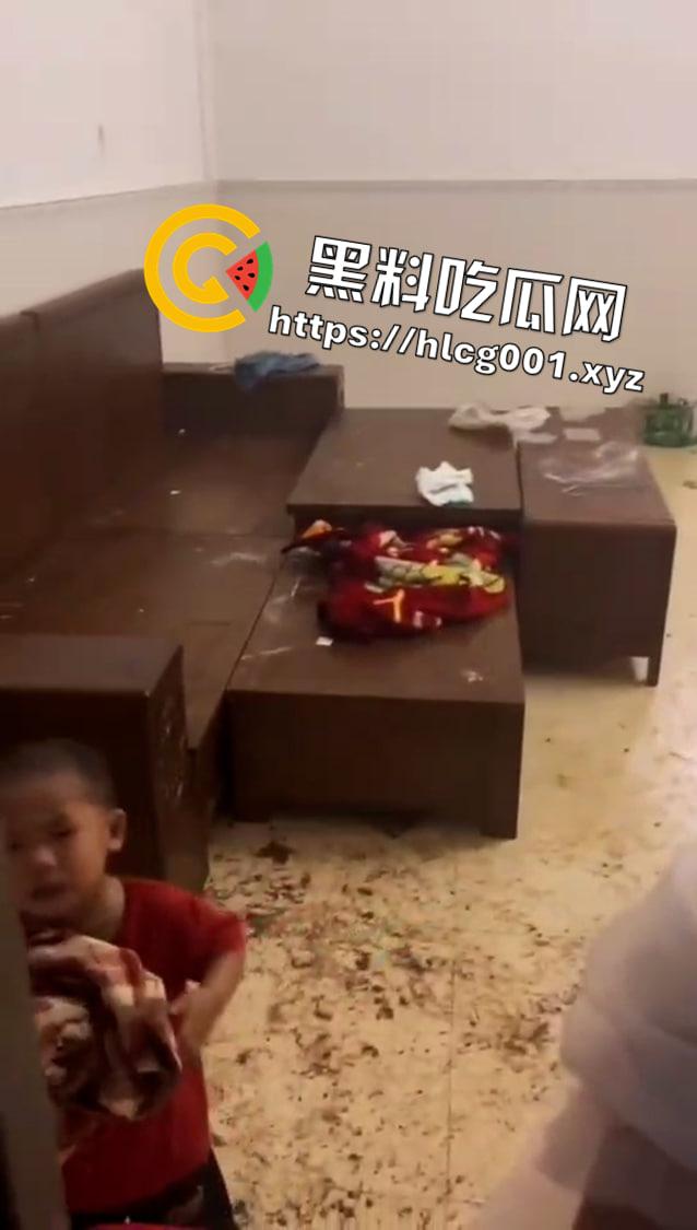 海南澄迈 几个幼儿被关家无人看管 一天没饭吃 屎尿弄一地有人生没人养-1