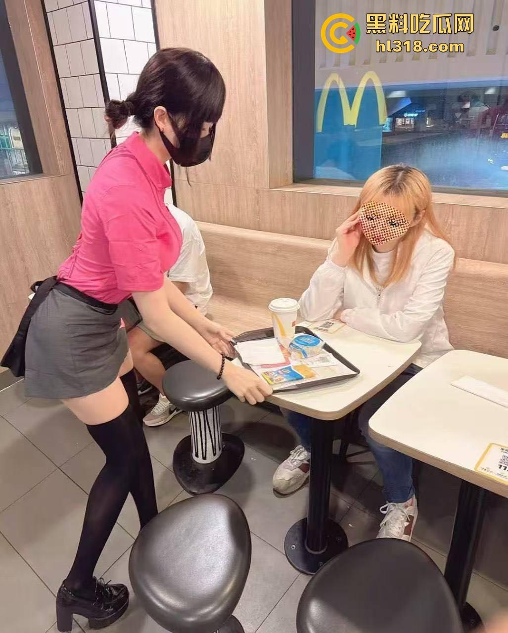 你知道的我一直觉得麦当劳是最好吃的！酒店后入猛吃麦当劳最新套餐，海鲜味的的汉堡，下次还来！-9