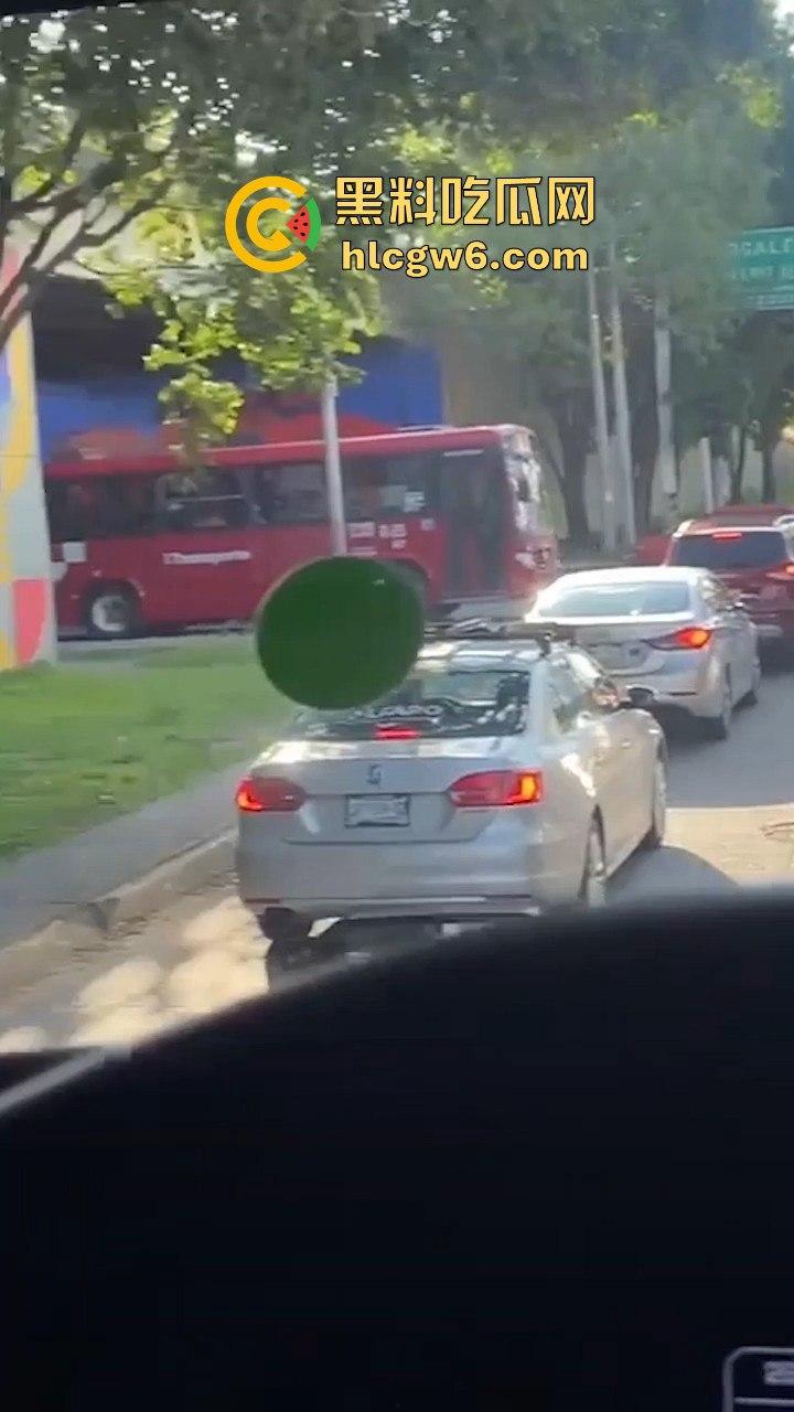 为五星好评司机的也是拼了！一边专心开车 一边还要帮女乘客抠不顾交警罚单 。车里淫水直流-1