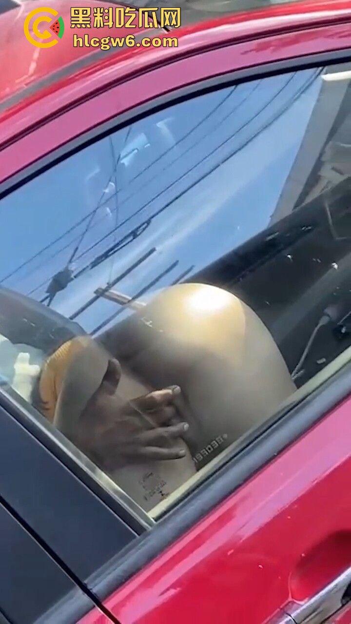 为五星好评司机的也是拼了！一边专心开车 一边还要帮女乘客抠不顾交警罚单 。车里淫水直流-4