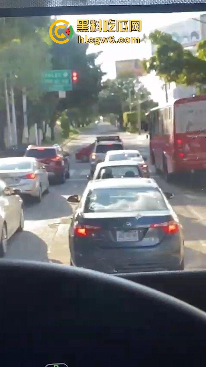 为五星好评司机的也是拼了！一边专心开车 一边还要帮女乘客抠不顾交警罚单 。车里淫水直流-6