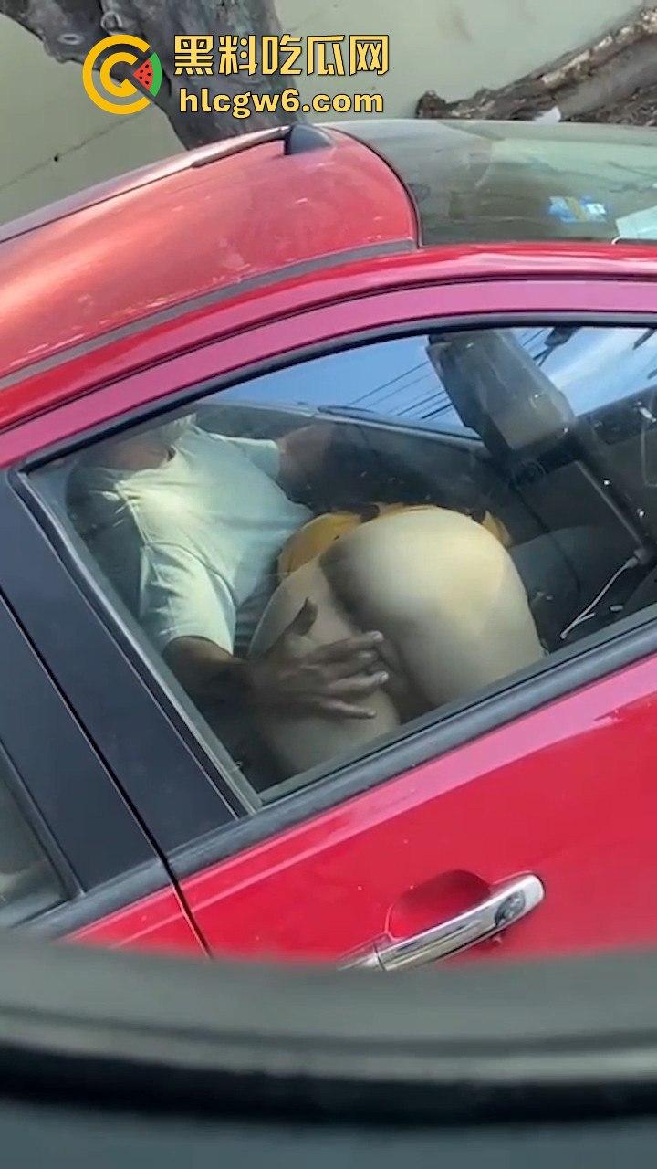为五星好评司机的也是拼了！一边专心开车 一边还要帮女乘客抠不顾交警罚单 。车里淫水直流-10