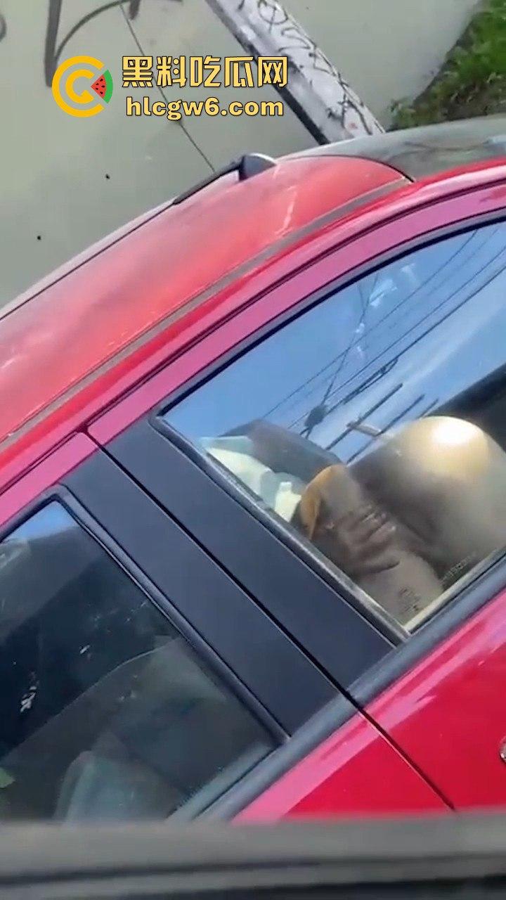 为五星好评司机的也是拼了！一边专心开车 一边还要帮女乘客抠不顾交警罚单 。车里淫水直流-11