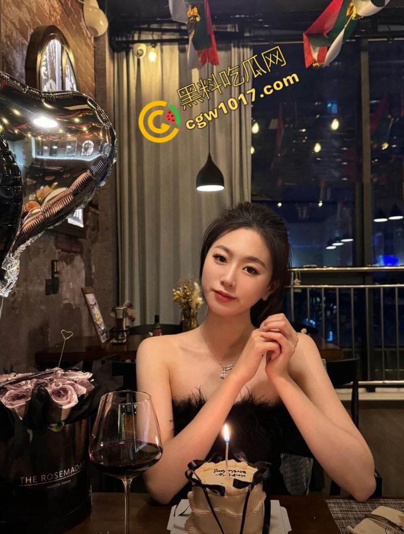 广西柳州奔驰4S店惊爆偷情丑闻！女销售与同事狂野偷情，金主怒曝视频，火爆开车撞店-9