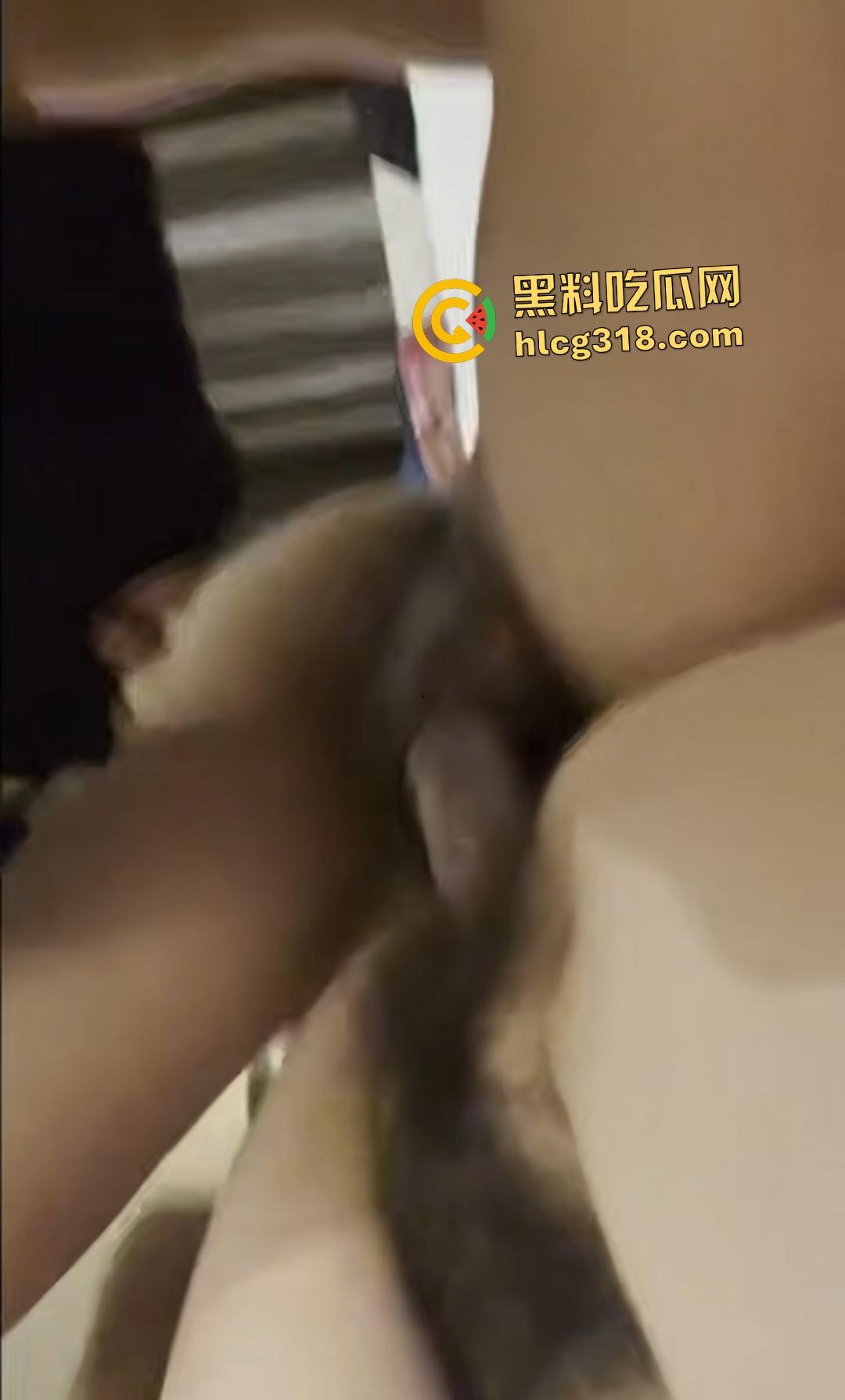 装修公司女设计师超骚爱S调教，高管操逼，保安师傅舔脚和臭逼！这做爱也有等级之分？-7