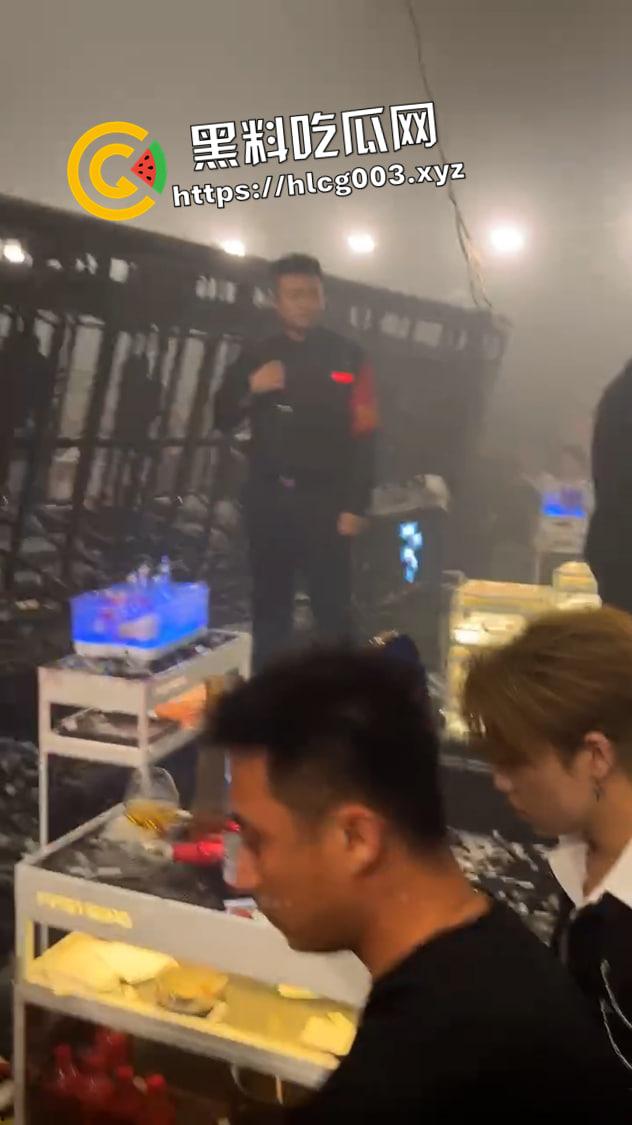 沈阳First酒吧高空灯架掉落 8死15伤 现场视频流出 酒吧真狠啊-4