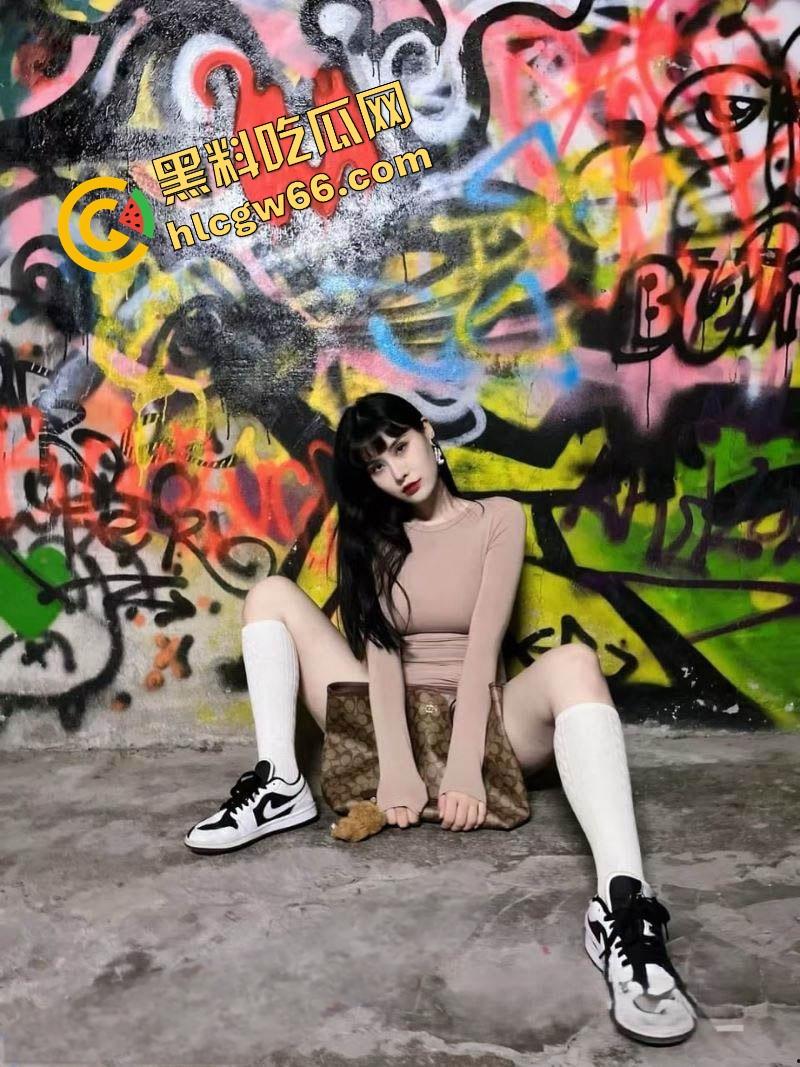 绿帽神人【icicis】操疯健身房！牵老婆勾瑜伽教练4P乱战，骚妻被群插射成精液储藏罐！-2