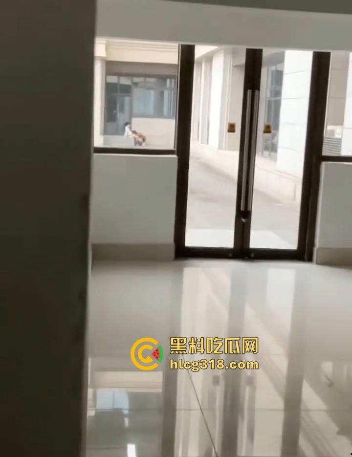 长春师范学院图书馆，狗男女光天化日上演舔逼之战，男子将头深埋女友胯下疯狂舔食，激情四溢！-3