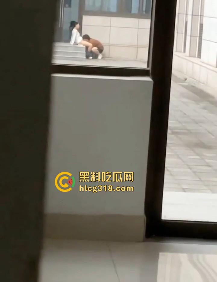 长春师范学院图书馆，狗男女光天化日上演舔逼之战，男子将头深埋女友胯下疯狂舔食，激情四溢！-7