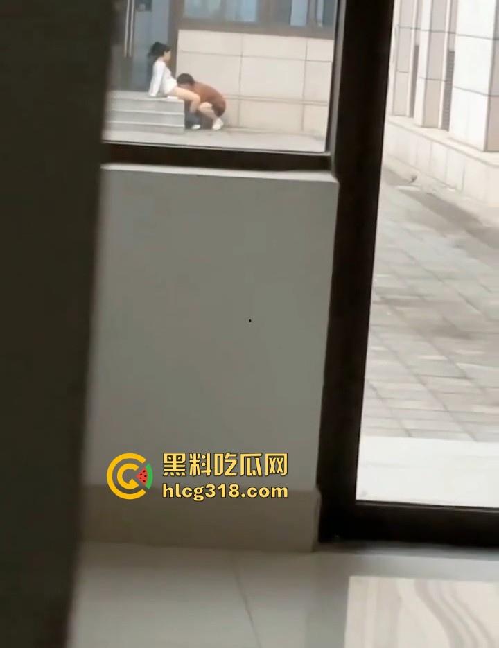 长春师范学院图书馆，狗男女光天化日上演舔逼之战，男子将头深埋女友胯下疯狂舔食，激情四溢！-8