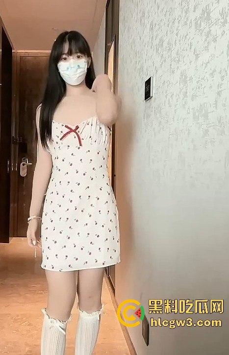 推特福利姬极品萝莉学生妹【啵啵兔】纯欲反差大揭秘，户外露出、道具自慰性感裸舞全能骚货！-1