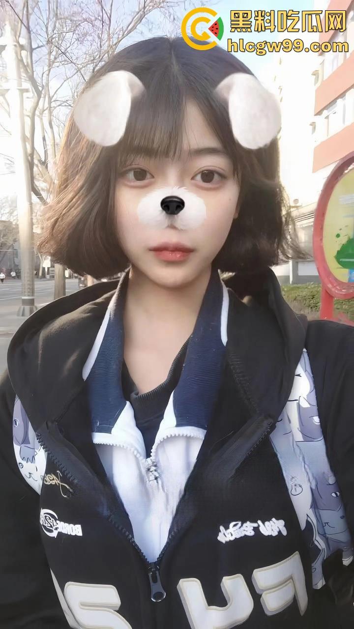 南京城市学院服装表演大一学妹【孙珊】裸聊视频曝光，极品美乳粉嫩玉足私拍流出，足控舔屏福利！-2