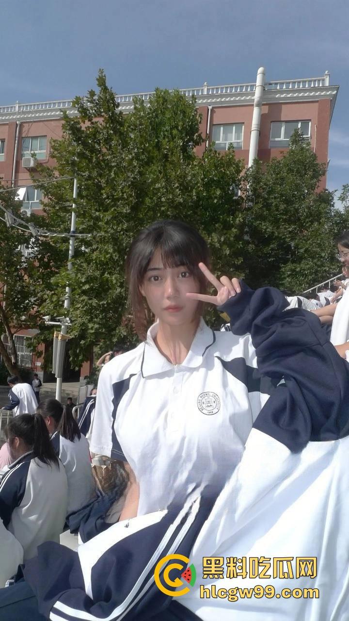 南京城市学院服装表演大一学妹【孙珊】裸聊视频曝光，极品美乳粉嫩玉足私拍流出，足控舔屏福利！-4