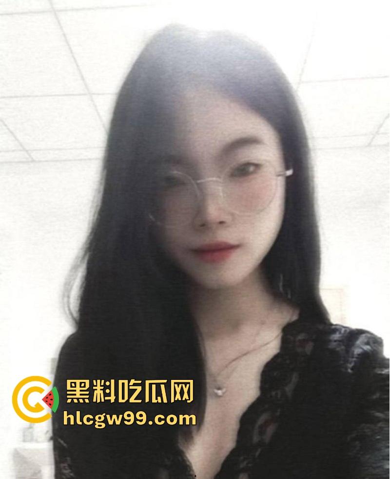 三亚反差眼镜妹【魏伊伊】性爱视频曝光,吃鸡啪啪 翘臀白皙鲍鱼粉嫩,大白天在户外激情野战后入!-2