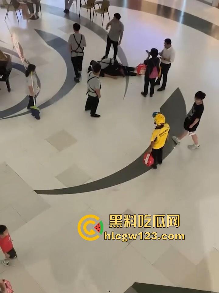 成都万达商场 两男当众倒地热吻 这尺度惊的围观群众目瞪口呆！-1