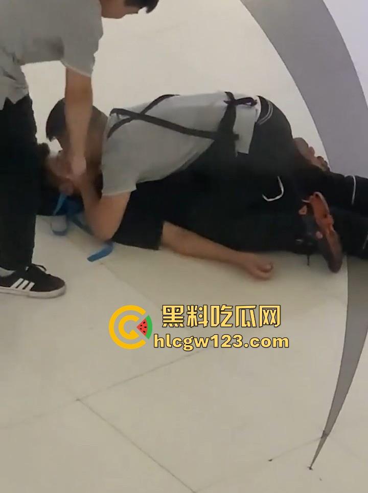 成都万达商场 两男当众倒地热吻 这尺度惊的围观群众目瞪口呆！-2