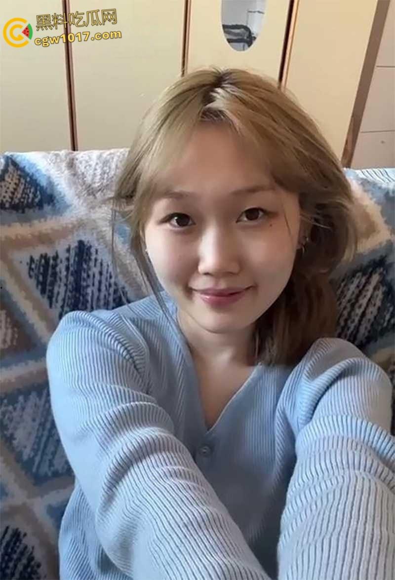 重庆清纯小母狗【黎心婕 】嘴接浓精玩口爆,各种淫技无师自通,扮护士装女仆给男友舔屌!-2