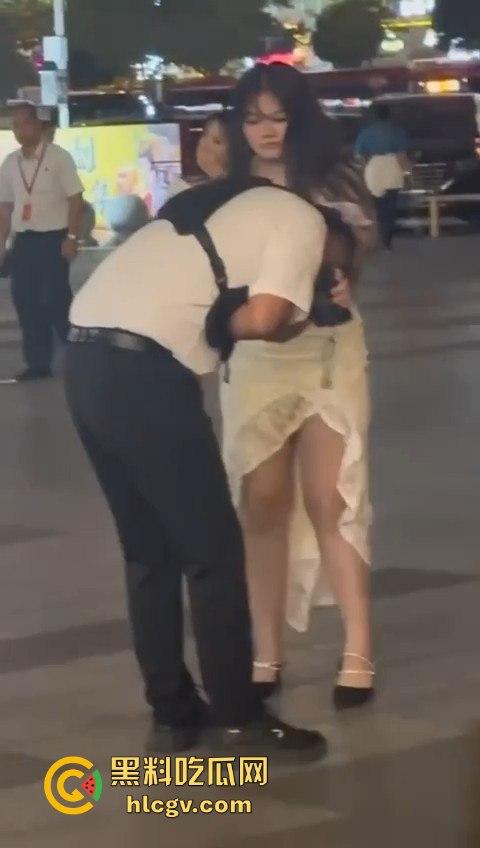 肉装女神高跟鞋一拳撂倒男友，战斗力爆棚！打完还淡定整理衣服发朋友圈，真不把人当回事！-3