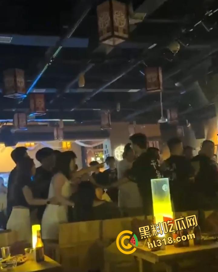 洛阳民谣酒馆上演全武行，精神小伙醉酒挑事，两方男女混战，店员拦都拦不住，场面堪比武林大会！-2
