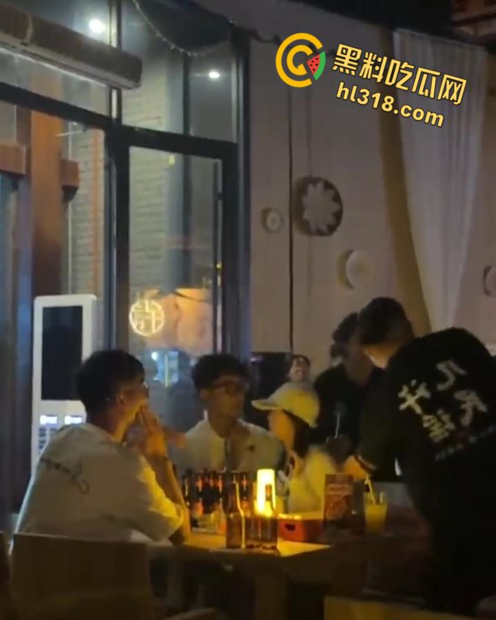 洛阳民谣酒馆上演全武行，精神小伙醉酒挑事，两方男女混战，店员拦都拦不住，场面堪比武林大会！-4