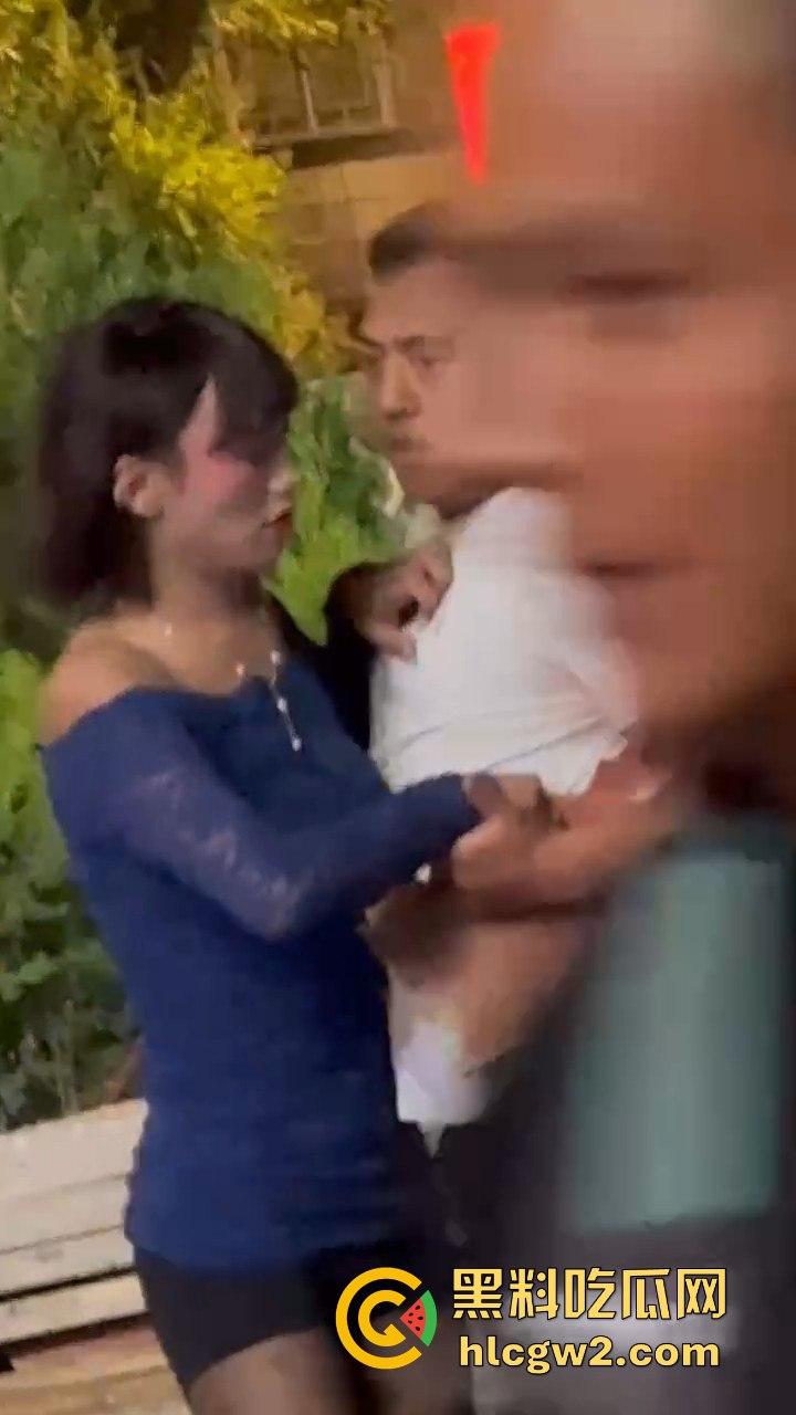 精神小妹怒怼TS小姐姐 黑丝猛女爆发干架场面失控!保安连拉都拉不住,绝对劲爆现场!-8